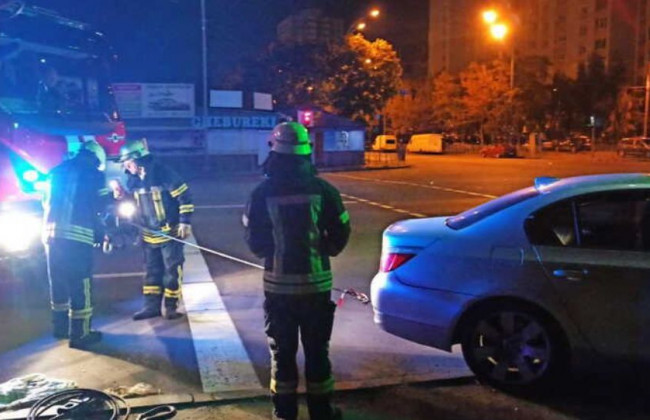 Серьезное ДТП в Киеве: иномарка влетела в опору светофора