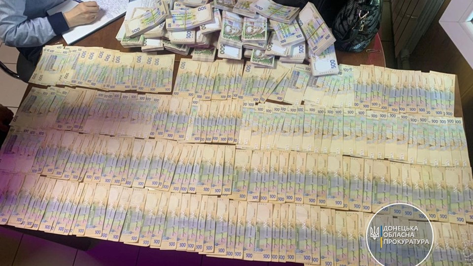 Хабар у 2 мільйони гривень: викрито службовців райспоживспілки на Донеччині