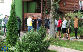 На Львівщині виявили нелегалів з Бразилії, яких маскували під футбольних фанів