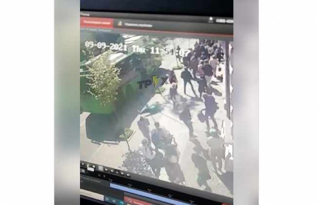 В Харькове провод с троллейбуса на ходу оторвался и упал женщине на голову, видео