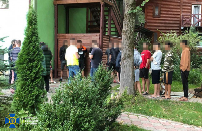 На Львівщині виявили нелегалів з Бразилії, яких маскували під футбольних фанів