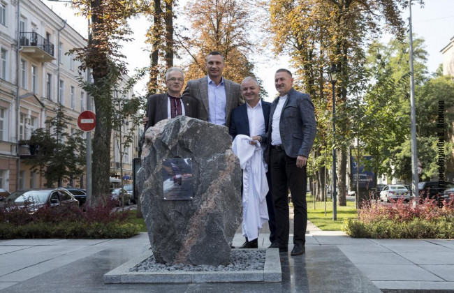 В Киеве установят скульптуру Ивану Франко: на месте уже заложили камень, фото