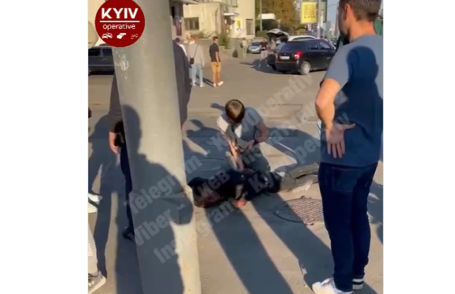 В Киеве неадекват бегал по крышам машин в пробке: догоняли водители с полицией