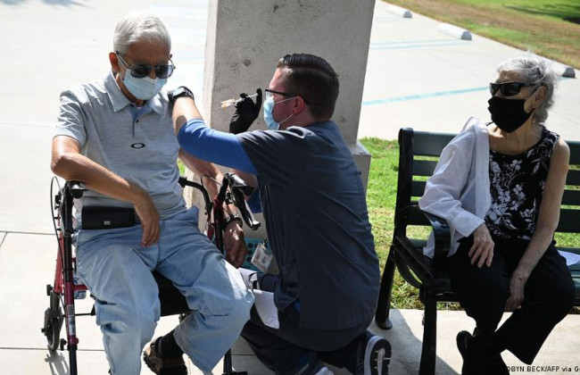 «Дельта» и другие варианты коронавируса: кому нужна третья прививка