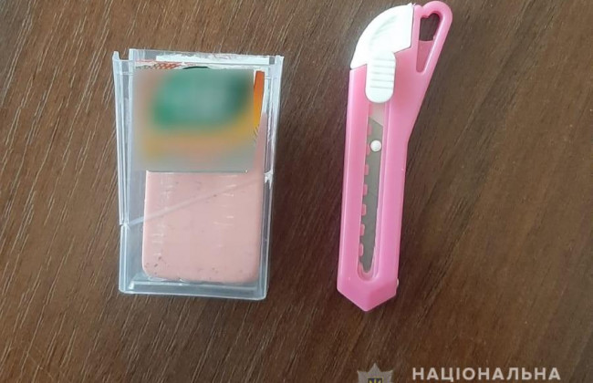 Под Киевом 12-летний мальчик во время урока порезал запястье канцелярским предметом