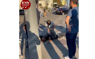 В Киеве неадекват бегал по крышам машин в пробке: догоняли водители с полицией