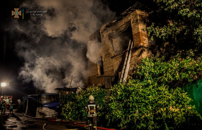 У Києві під час гасіння пожежі врятовано чоловіка: деталі