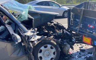 Влетел в фуру: в Киеве произошло серьезное ДТП, фото