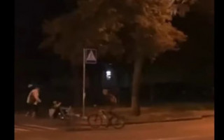 В Киеве неадекват разбил машину и бросался на копов, видео