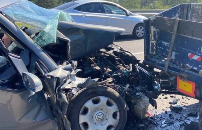 Влетел в фуру: в Киеве произошло серьезное ДТП, фото