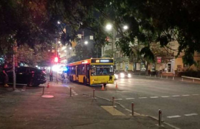 Странное ДТП в Киеве: автобус и внедорожник BMW не поделили дорогу