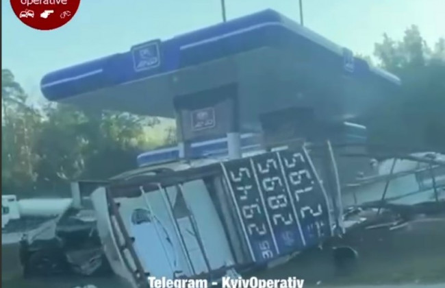 У Києві два авто протаранили АЗС: відео