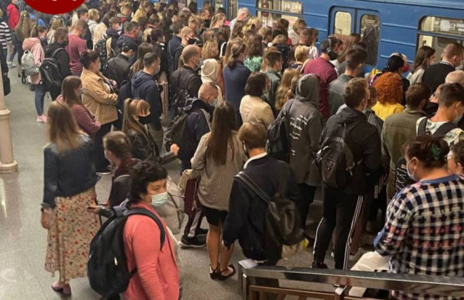 У київському метро утворилися черги до вагонів: фото