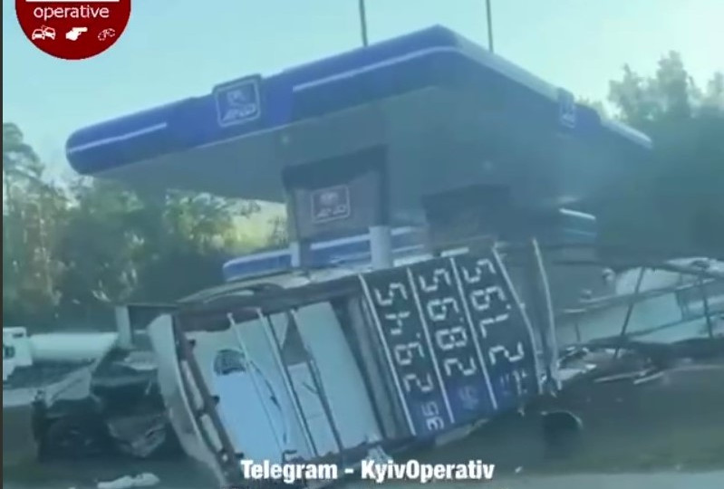 У Києві два авто протаранили АЗС: відео
