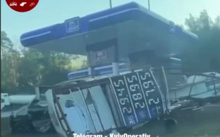 У Києві два авто протаранили АЗС: відео