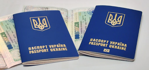 Небіометричні закордонні паспорти тепер відображаються у «Дії»