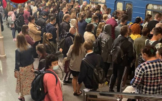 У київському метро утворилися черги до вагонів: фото