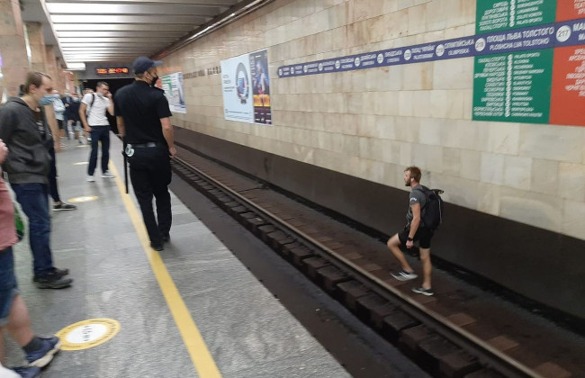 Пьяный мужчина парализовал работу киевского метро