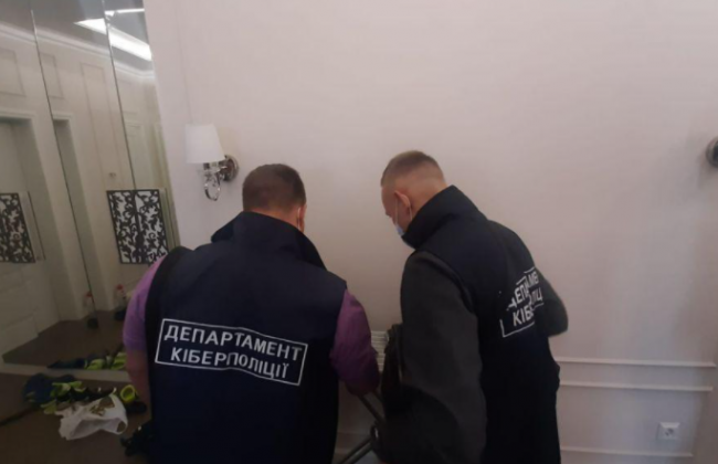 Розповсюджували фейки і вимагали гроші за видалення: Нацполіція викрила злочинне угруповання