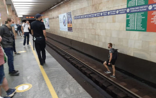 Пьяный мужчина парализовал работу киевского метро
