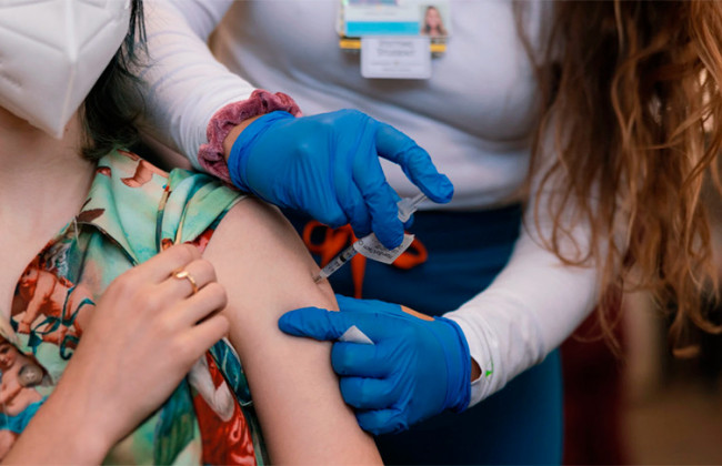 В Британии начнут прививать подростков 12-15 лет