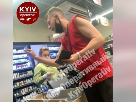 В киевском супермаркете мужчина устроил скандал и обматерил подростка