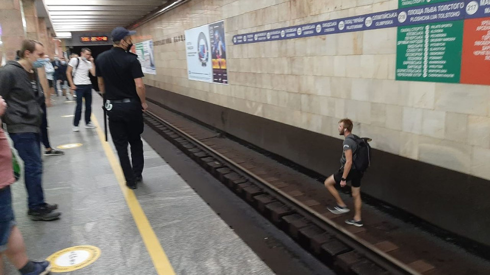 Пьяный мужчина парализовал работу киевского метро