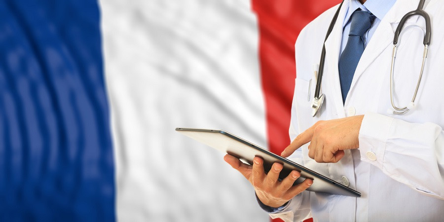Во Франции будут отстранять от работы всех непривитых медиков