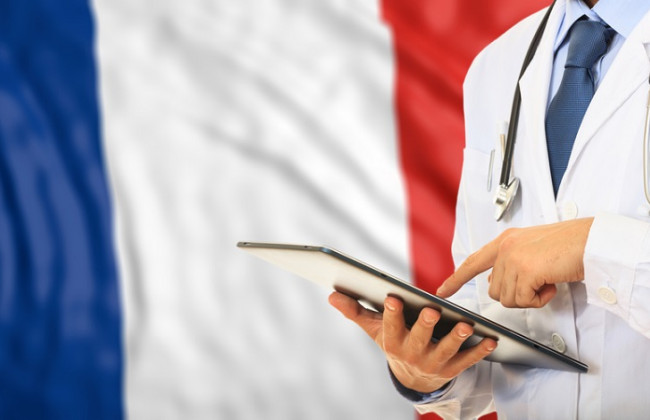 Во Франции будут отстранять от работы всех непривитых медиков