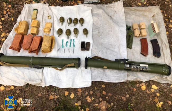 На Рівненщині знайшли тайник з боєприпасами