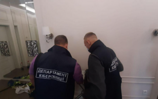 Розповсюджували фейки і вимагали гроші за видалення: Нацполіція викрила злочинне угруповання