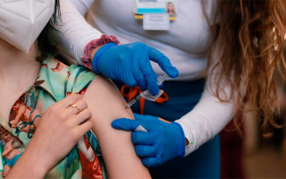 В Британии начнут прививать подростков 12-15 лет