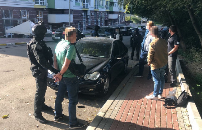 Валютний хабар за непроведення слідчих дій: затримано трьох співробітників ДФС