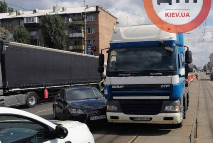 У Києві два автомобілі не розминулися на трамвайних коліях і перекрили рух трамваїв