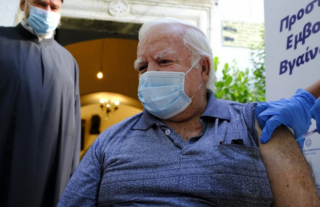 Греция начинает обязательное тестирование для невакцинированных работников