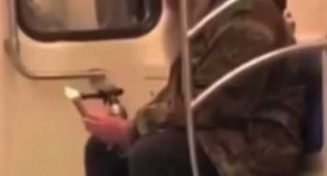 У Києві чоловік смажив сосиску прямо в метро, відео