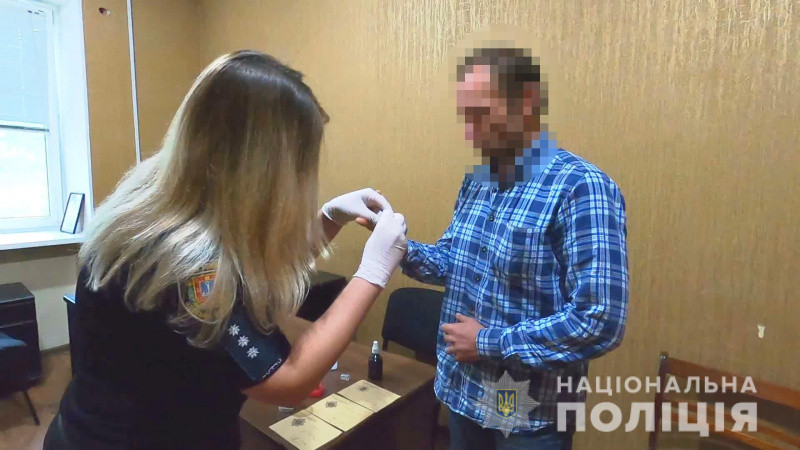 Прятал в камере хранения супермаркета: в Одессе мужчина планировал продать гранаты, видео