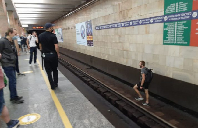 В Киеве пьяный мужчина остановил движение поездов в метро, видео