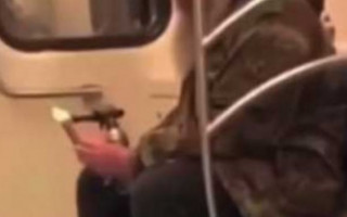 У Києві чоловік смажив сосиску прямо в метро, відео