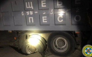 Под Киевом грузовик провалился в колодец газопроводной магистрали, фото