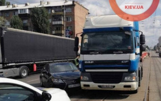 У Києві два автомобілі не розминулися на трамвайних коліях і перекрили рух трамваїв