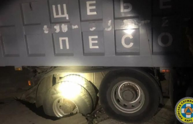 Под Киевом грузовик провалился в колодец газопроводной магистрали, фото