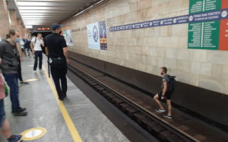 В Киеве пьяный мужчина остановил движение поездов в метро, видео