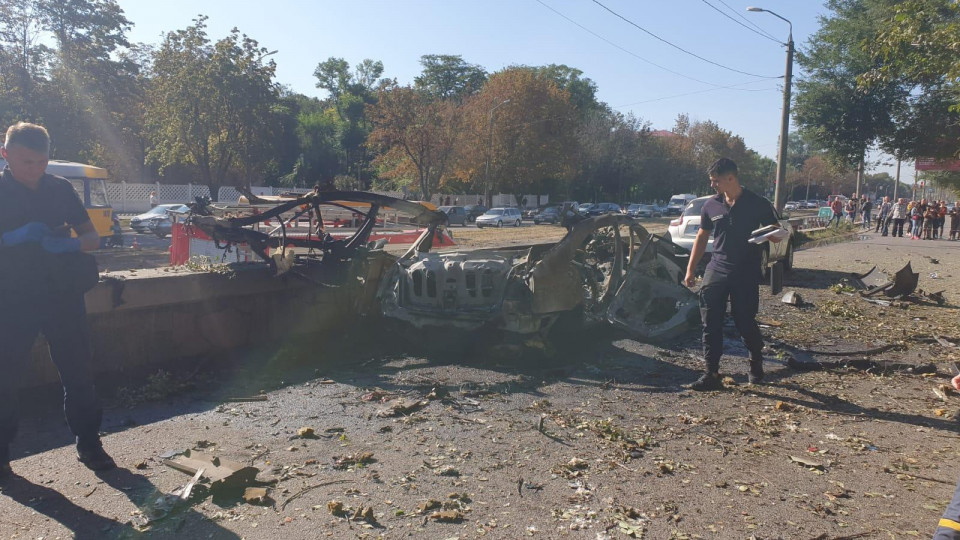 Вибух авто в Дніпрі поліція розглядає як теракт: загинуло дві людини