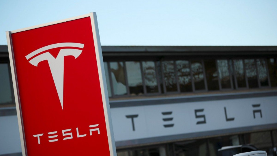 Компания Tesla запатентовала «лазерные дворники» для авто
