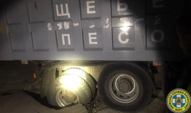 Под Киевом грузовик провалился в колодец газопроводной магистрали, фото