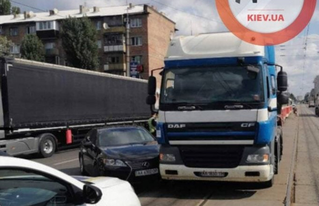 У Києві два автомобілі не розминулися на трамвайних коліях і перекрили рух трамваїв