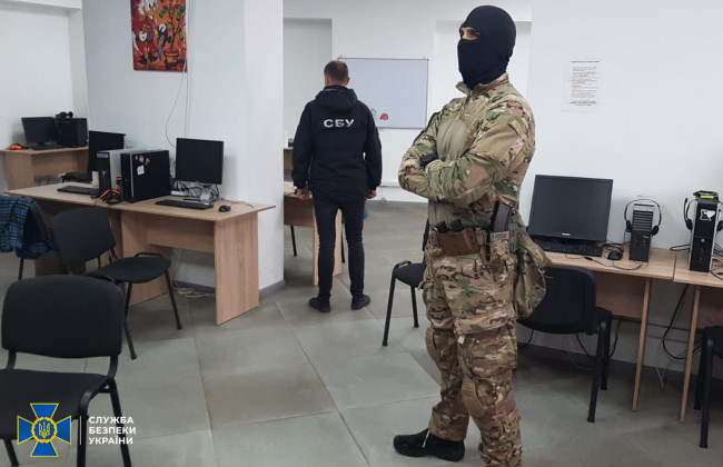 Виманювали банківські дані: СБУ ліквідувала підпільні кол-центри