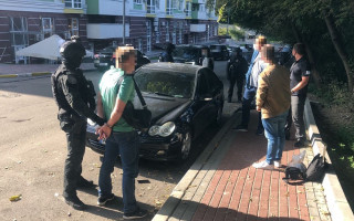 Валютний хабар за непроведення слідчих дій: затримано трьох співробітників ДФС