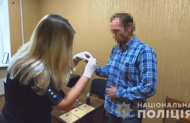 Прятал в камере хранения супермаркета: в Одессе мужчина планировал продать гранаты, видео